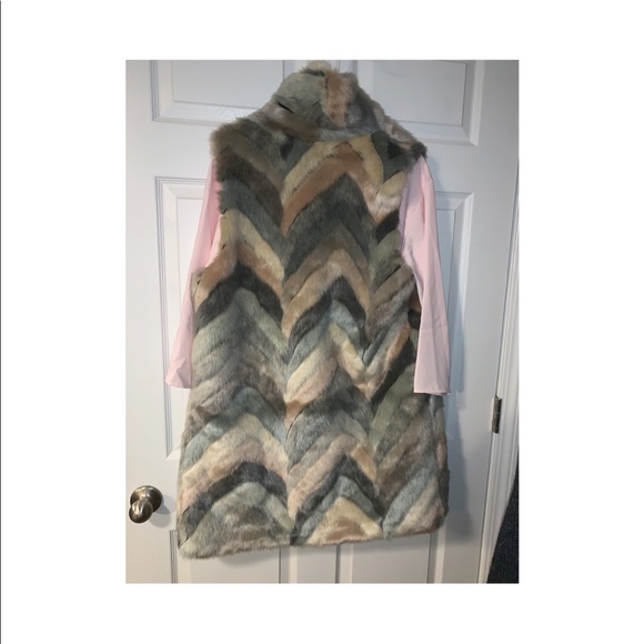 Steve Madden Faux Fur Vest ( Free Shirt inside this purchase) - Picture 2 of 6